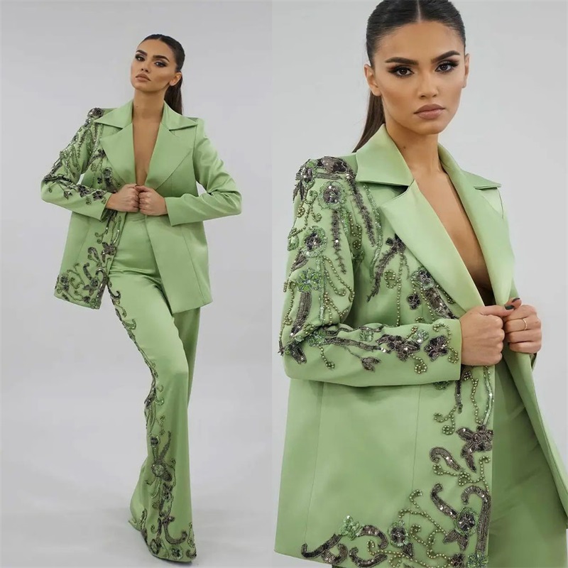 Women'S Green Formal Wear - デザイナーグリーンサテン女性スーツセット高級ビーズアップリケフォーマル結婚式イブニングウエディングドレス 2 個ブレザー + パンツカスタマイズ