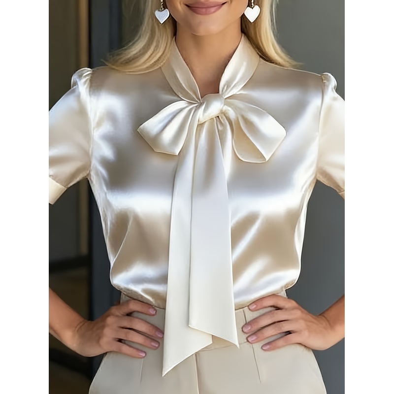 Women Formal Wear Stitching - 女性用エレガントなショートスリーブシャツ、蝶ネクタイ襟付き、無地のサテンシャツ、仕事やフォーマルウェアに最適。