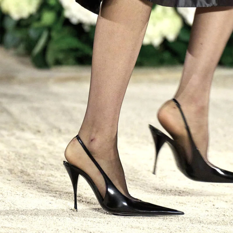 エレガントなヌードグロスパテントレザーのスリングバックパンプ - Slingback Heel Formal のレビューと価格
