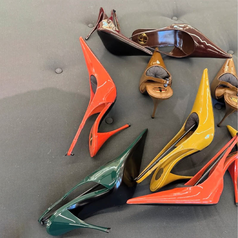 エレガントなヌードグロスパテントレザーのスリングバックパンプ - Slingback Heel Formal のレビューと価格